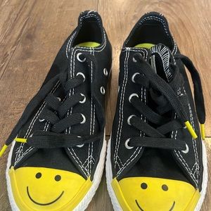 Converse all star smiley face toe, yellow black kids shoes size 1 almost new